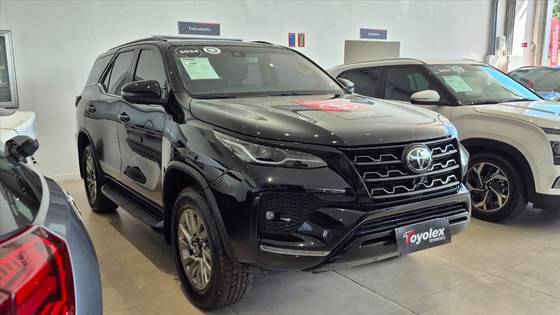 TOYOTA HILUX SW4 2.8 D-4D TURBO DIESEL SRX PLATINUM 4X4 AUTOMÁTICO TOYOTA HILUX SW4 2.8 D-4D TURBO DIESEL SRX PLATINUM 4X4 AUTOMÁTICO